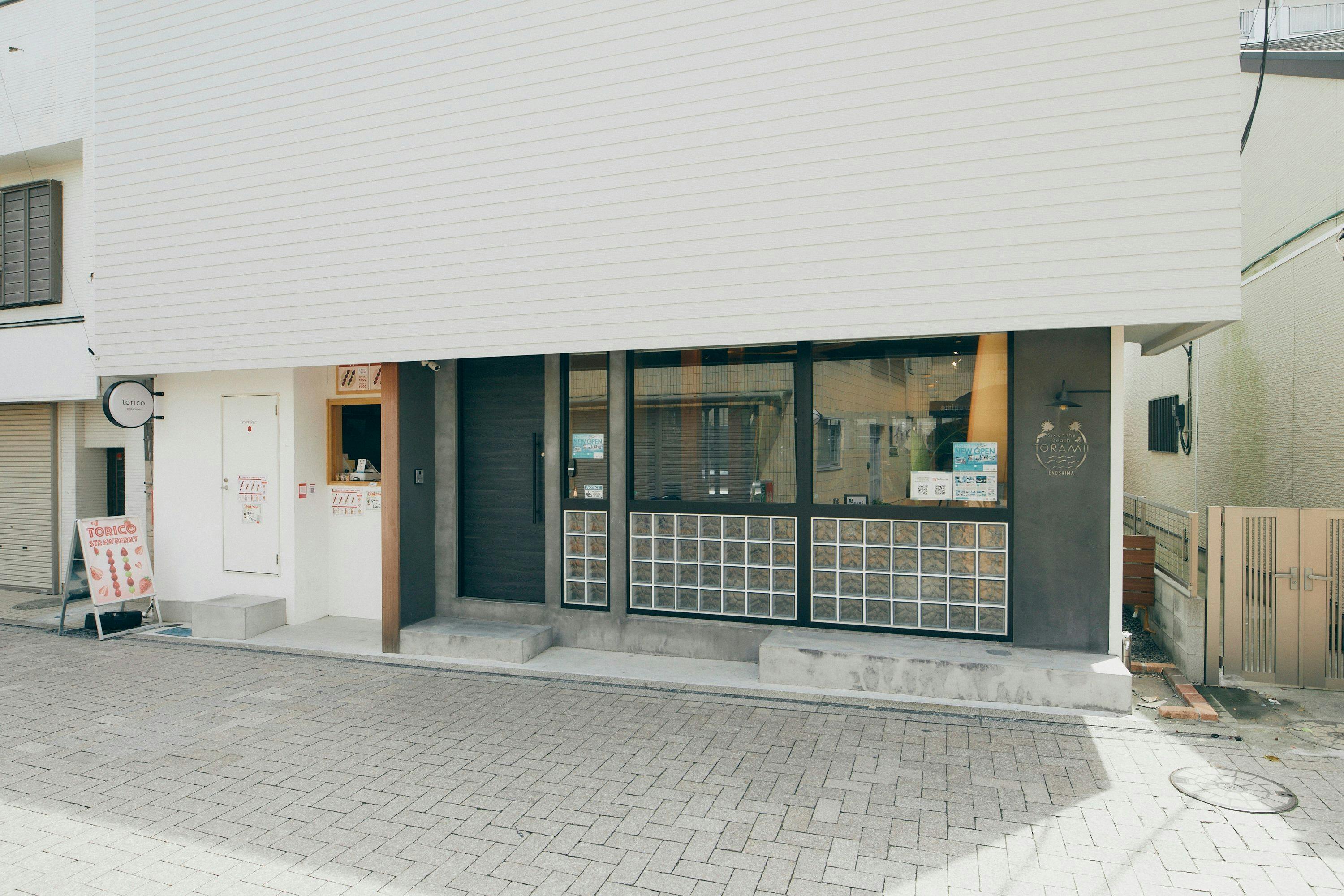 에노시마역에서 도보로 바로 이동 가능.