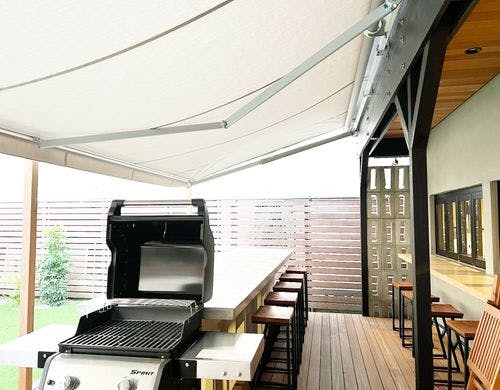 テラスゾーンにあるダイニングとBBQグリル