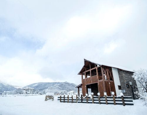 冬には白銀の世界にとけ込みます