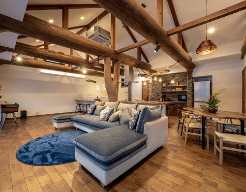 丸太を贅沢に使ったリビングです。