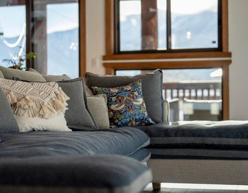 包み込まれるソファーでくつろげます