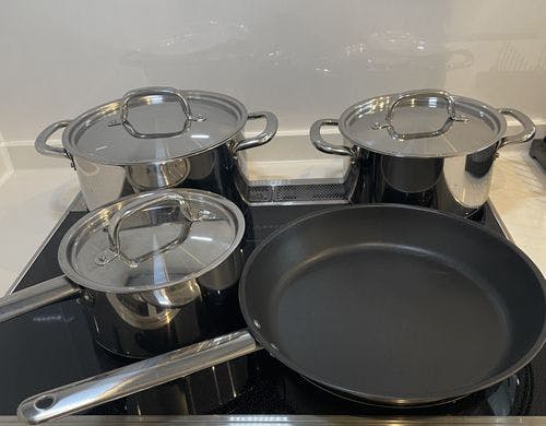 両手鍋×2、片手鍋、フライパン