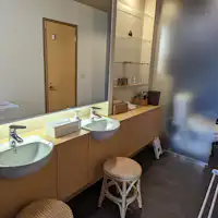 ห้องล้างหน้าและห้องน้ำชั้น 1