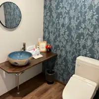 Toilet bersama di lantai 1 yang luas dan bersih.