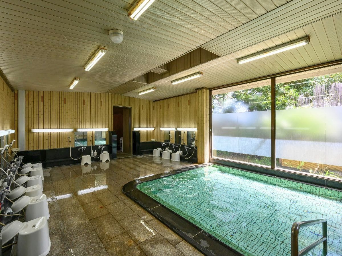 Bersantai di Mata air panas semula jadi