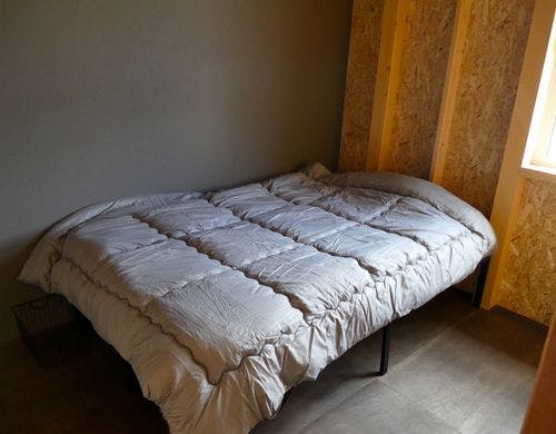 シンプルなお部屋です。設備は共用です。