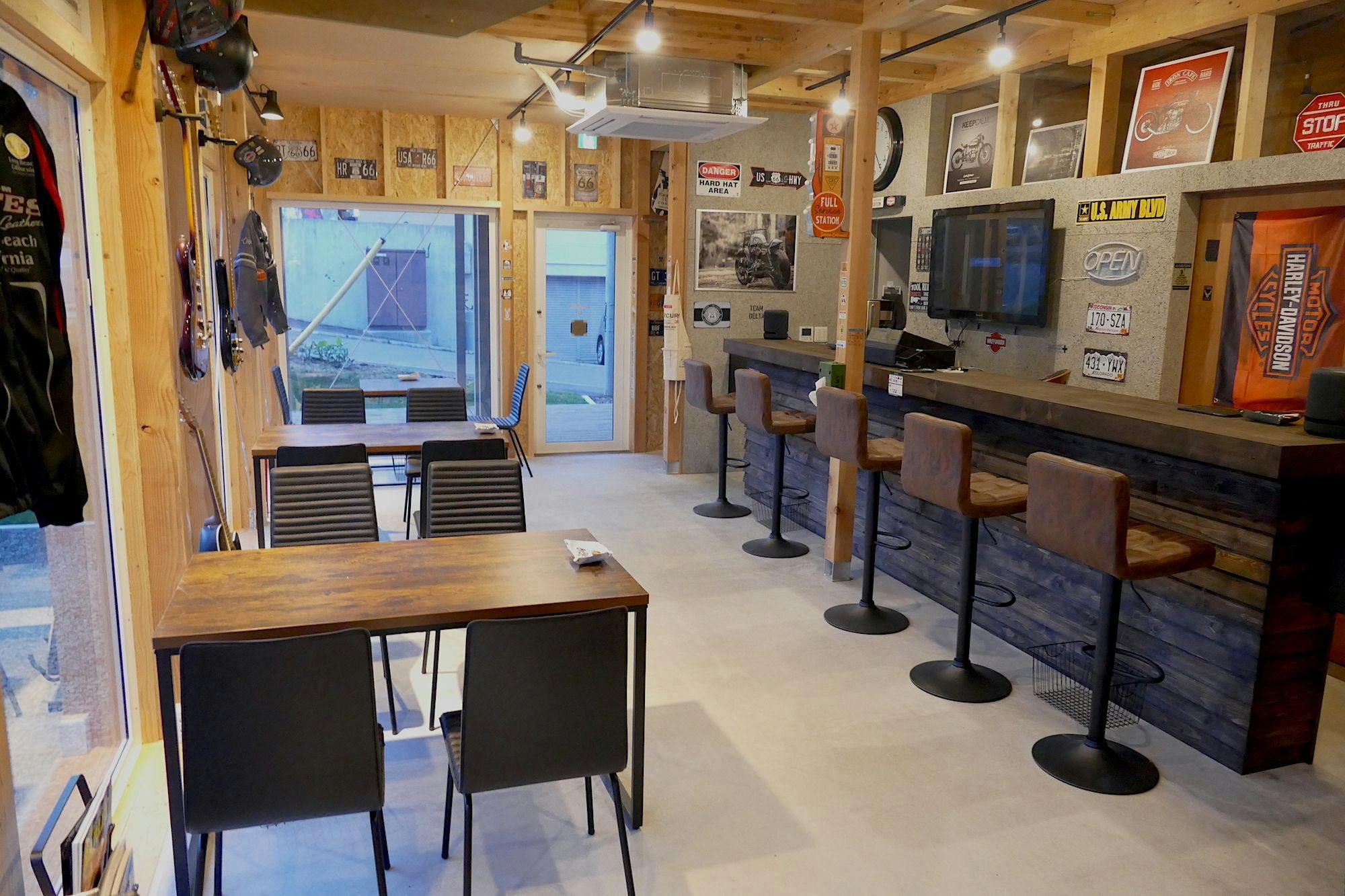 1층은 프런트 겸 바입니다.