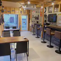 1층은 프런트 겸 바입니다.