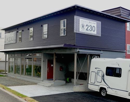 1階のカフェ&バーから外階段で2F宿泊へ