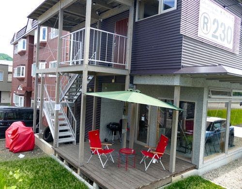 外階段から2Fゲストハウスへ