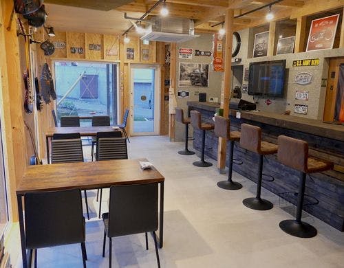 一階はフロント兼影&バーです。