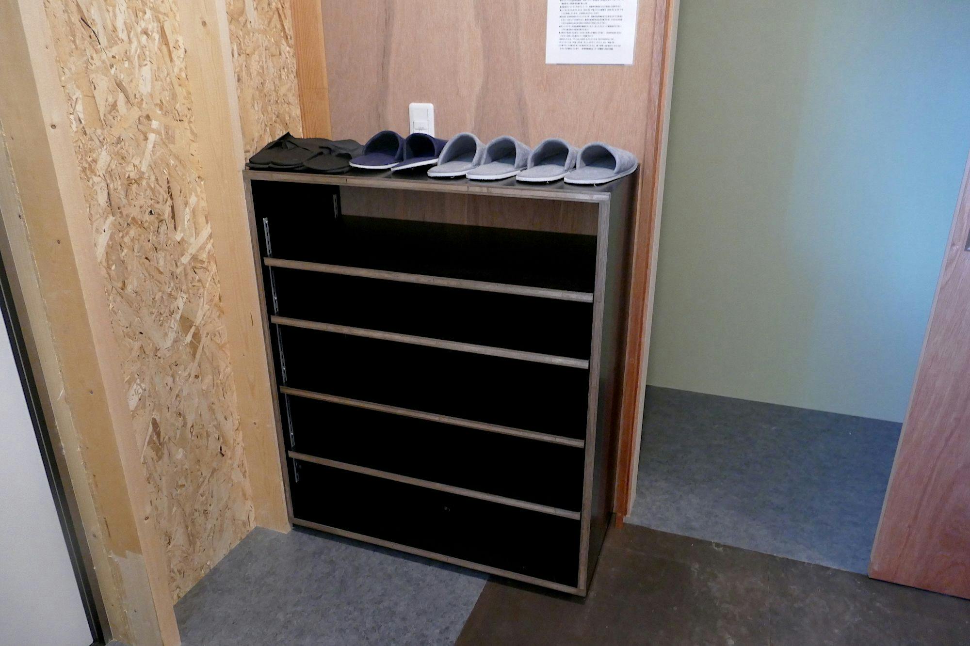 신발장입니다. 실내에서는 신발을 벗어주세요.