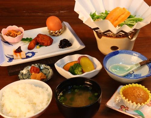 朝食はシンプルな和朝食でご準備します。
