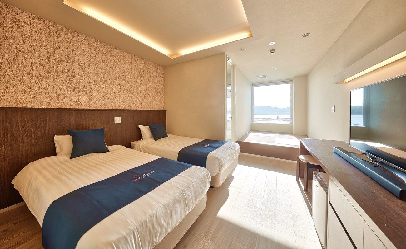 큰 창문에서 이에섬을 볼 수 있습니다.