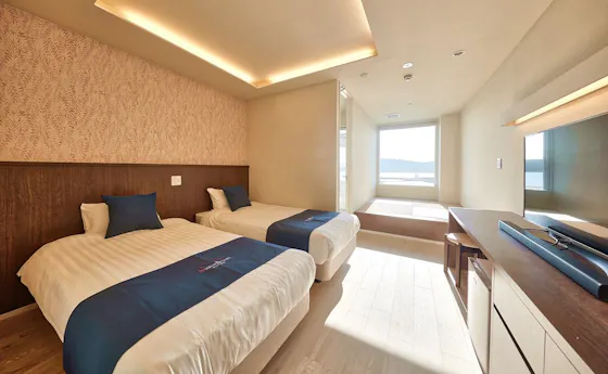 큰 창문에서 이에섬을 볼 수 있습니다.