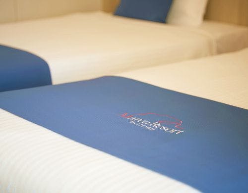 大きな窓からは伊江島を見られます