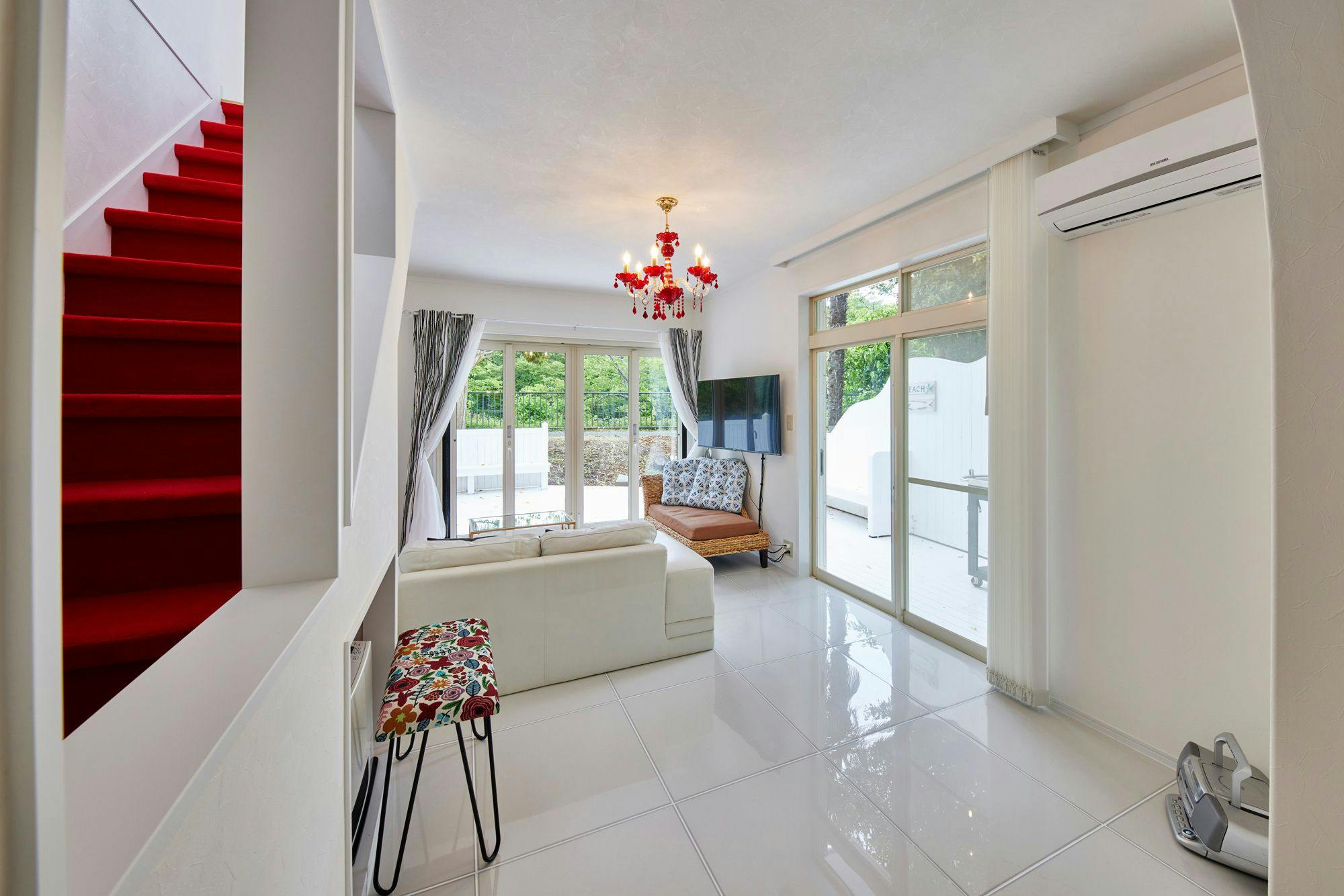 การตกแต่งภายในที่เน้นสีแดงและสีขาว.