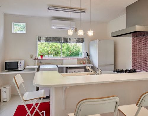 赤と白を基調としたインテリア