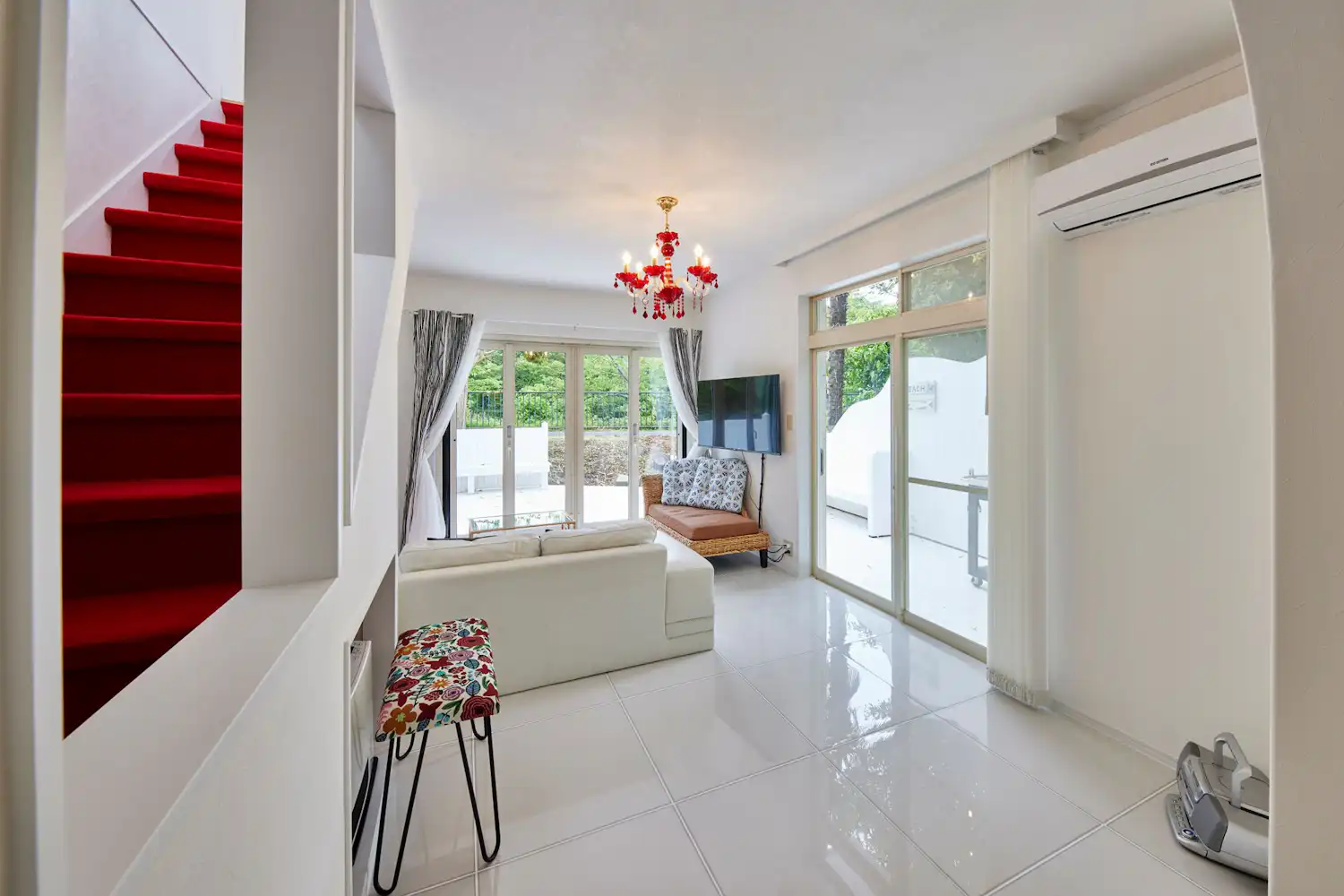 ห้องพักที่มีสีขาวและแดงเป็นหลัก