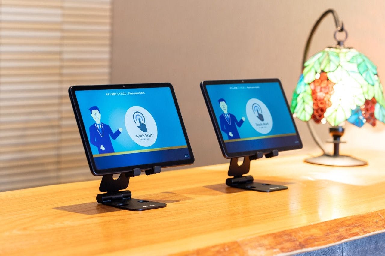 使用自助入住终端机办理入住。