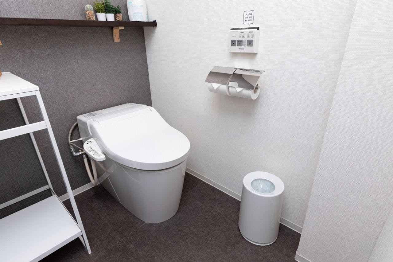 配有智能马桶的厕所