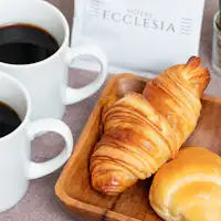 以精选食材制作的面包与咖啡、果汁