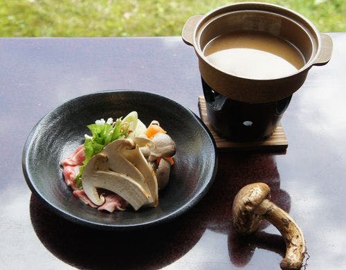 松茸と信州キノコの味噌風味鍋　庭向き