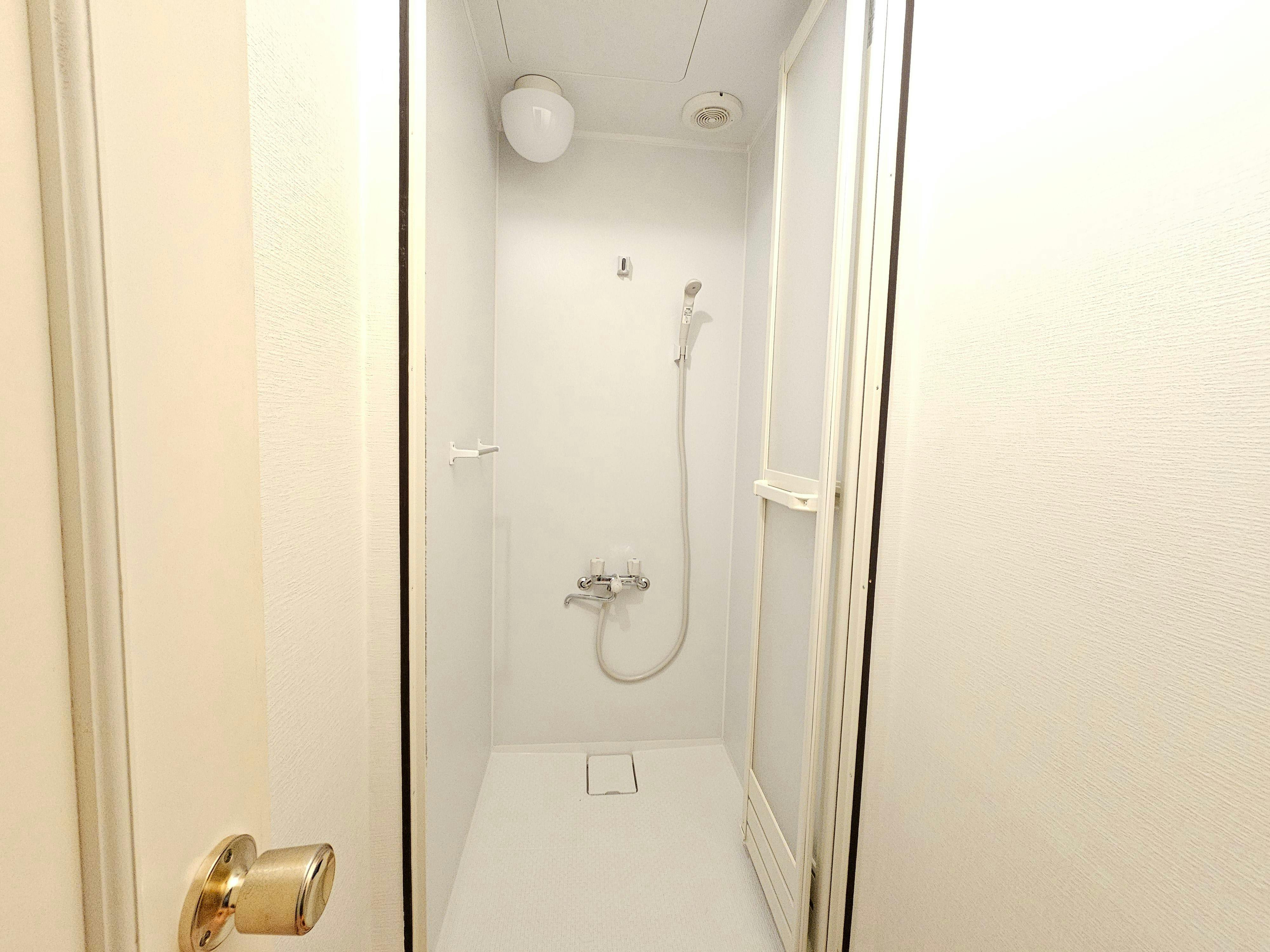 Kamar mandi memiliki 2 unit dan digunakan bersama.