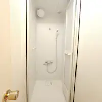 Kamar mandi memiliki 2 unit dan digunakan bersama.