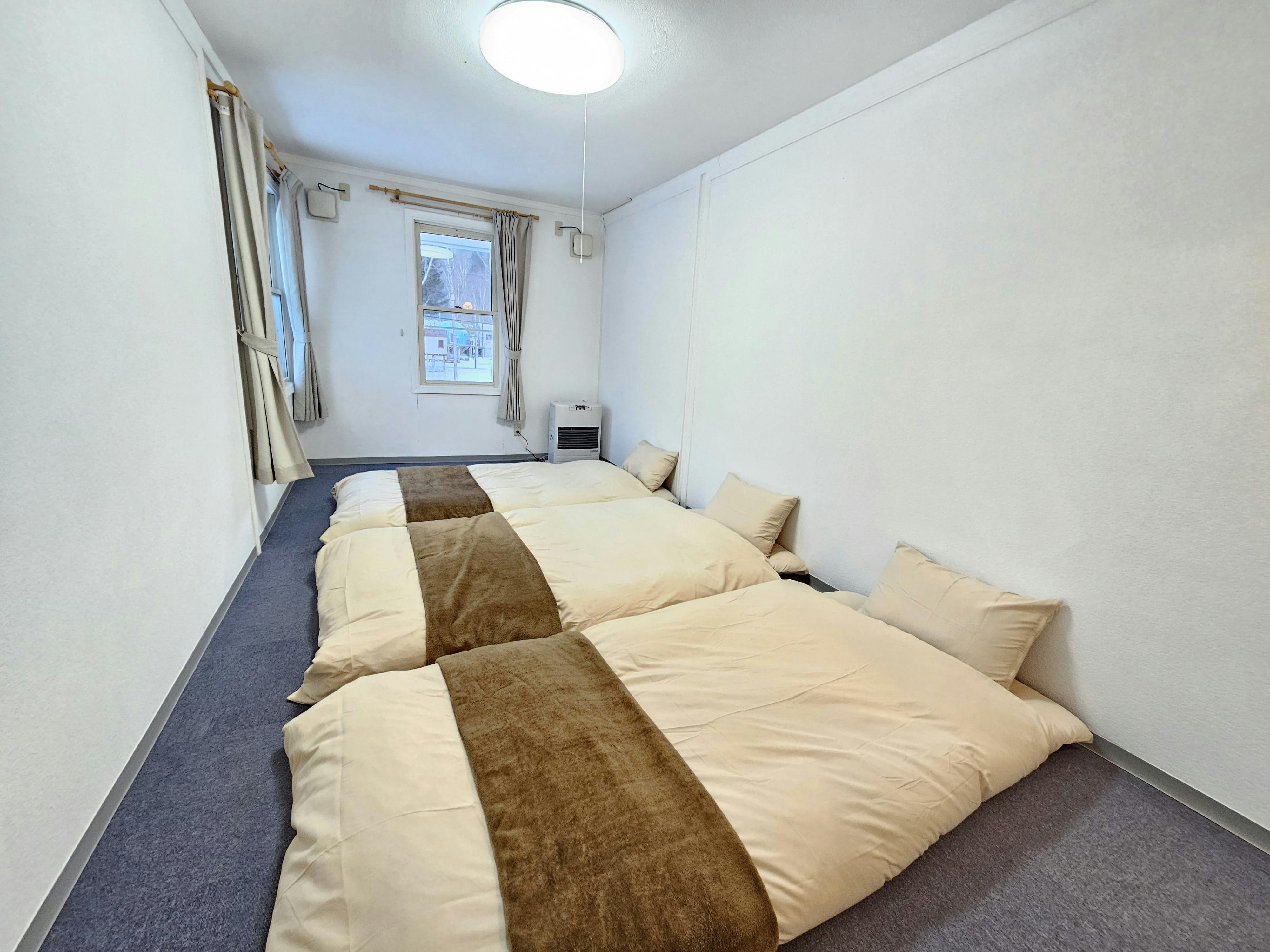Kamar untuk 3 orang. Kasur yang empuk.