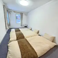 Kamar untuk 3 orang. Kasur yang empuk.