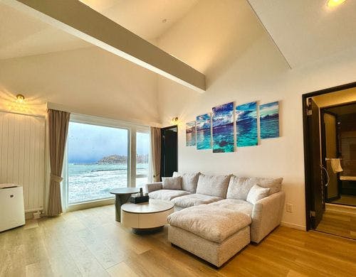 スイートルームのダイニング