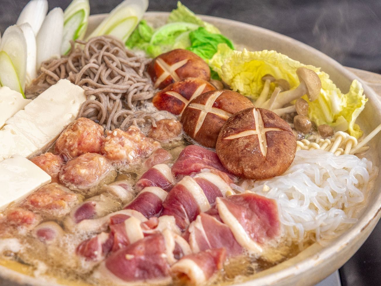 หม้อไฟเป็ดโอมิ อาหารขึ้นชื่อของจังหวัดชิงะ เฉพาะฤดูใบไม้ร่วงและฤดูหนาว