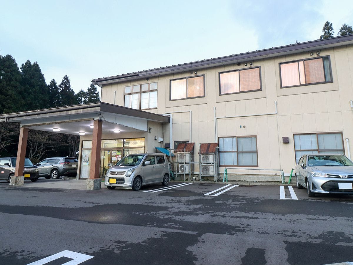 # ภายนอก: มีที่จอดรถกว้างขวาง.