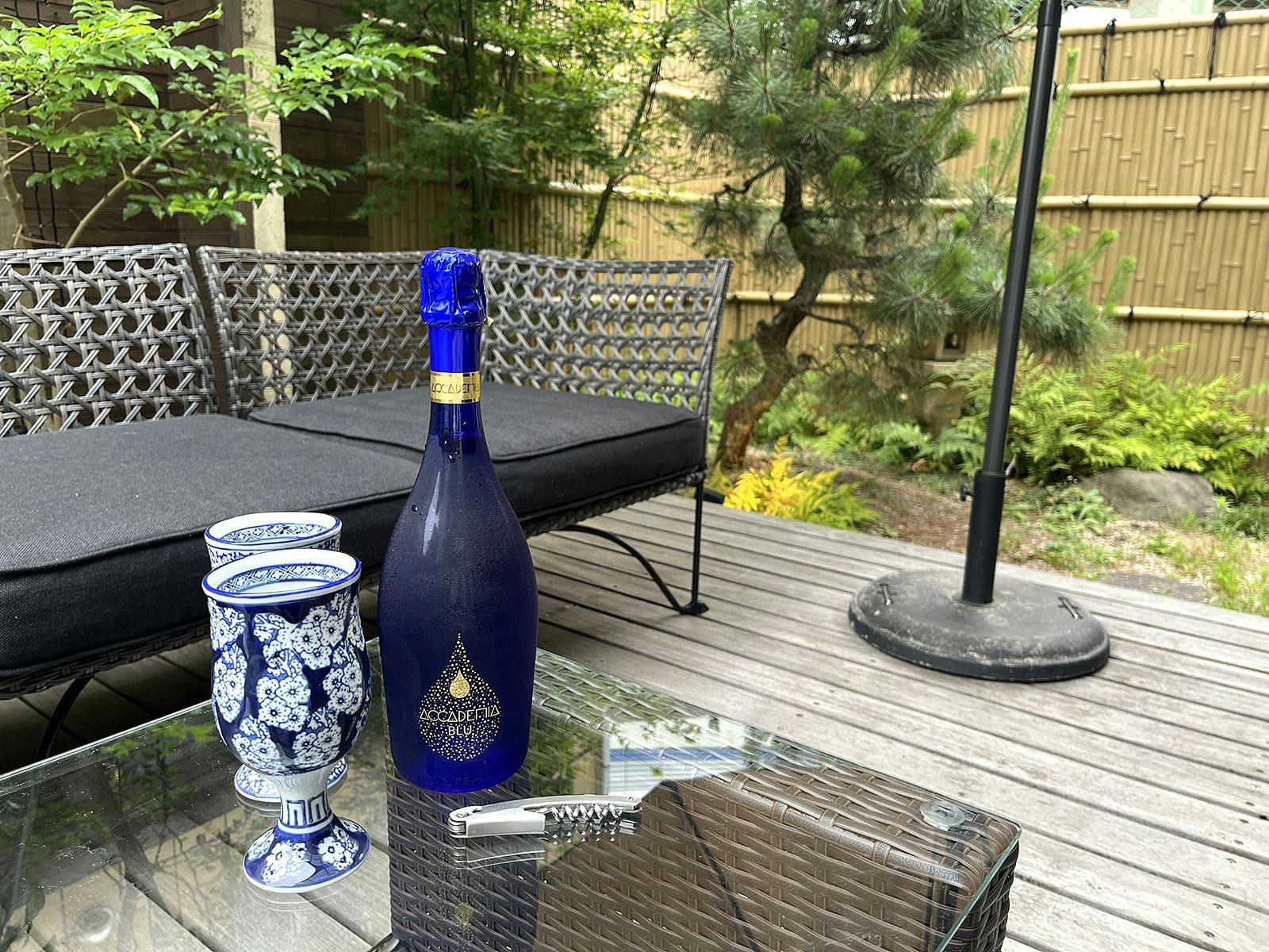 พื้นที่พักผ่อนพร้อมระเบียงที่มีสวนญี่ปุ่น