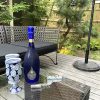 พื้นที่พักผ่อนพร้อมระเบียงที่มีสวนญี่ปุ่น