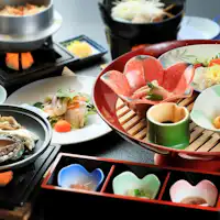 ชุดอาหารเซ็ตใหญ่พร้อมหอยเป๋าฮื้อย่างบนกระทะ陶