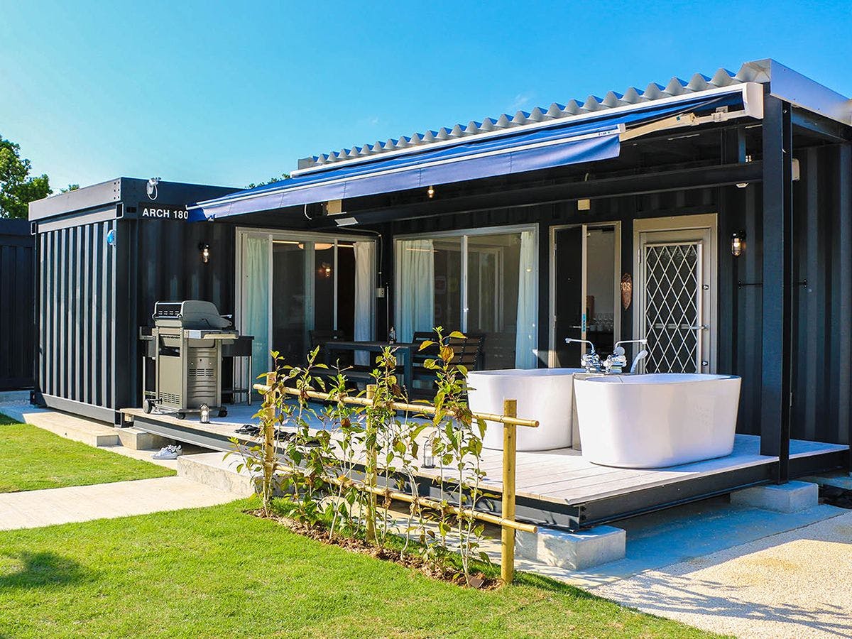 - 'Eksterior' Siang Hari