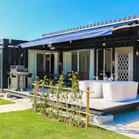 - 'Eksterior' Siang Hari