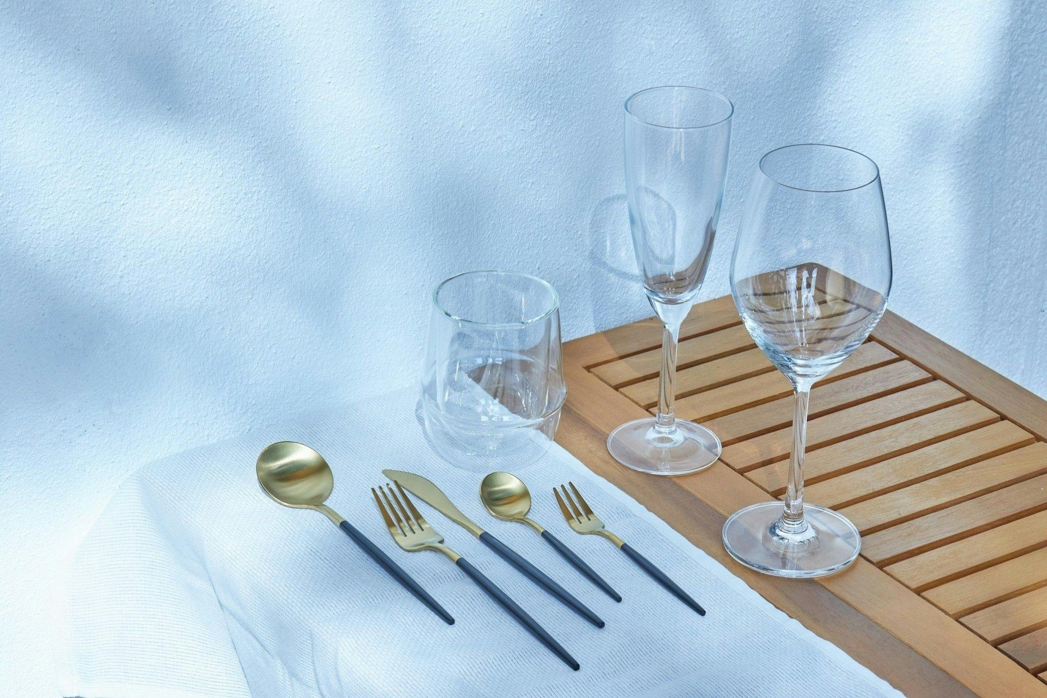 Gambar makan di dek kayu.