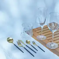 Gambar makan di dek kayu.