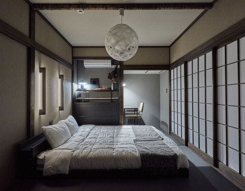 寝室　キングサイズベッド