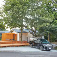 Eksterior: Tersedia ruang parkir untuk 3 mobil.