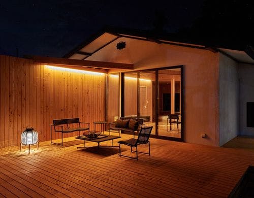 外観　夜　ウッドデッキ