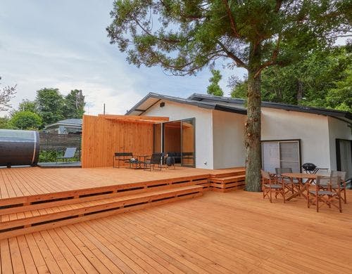 外観　ウッドデッキ　昼