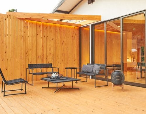 外観　ウッドデッキ　昼