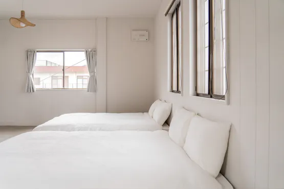 นี่คือห้องพักที่มีเตียงคู่สองเตียงวางเรียงกัน