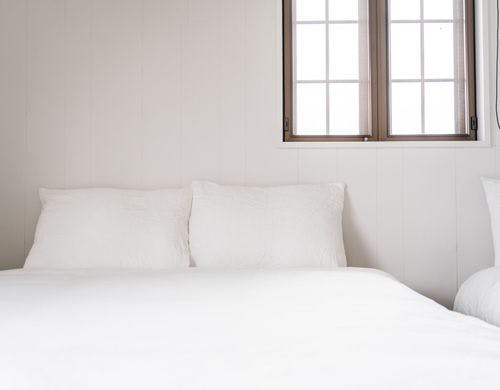 ひろびろダブルベッドが2台並んだお部屋。