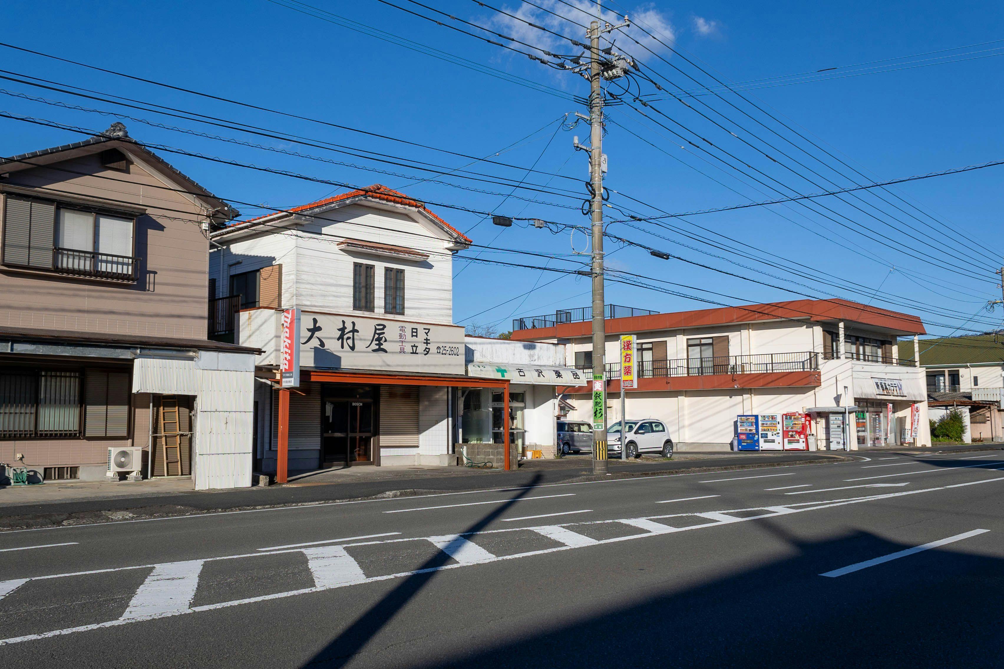 ร้านสะดวกซื้อ 1 นาทีโดยรถยนต์, น้ำพุร้อน 4 นาทีโดยรถยนต์.