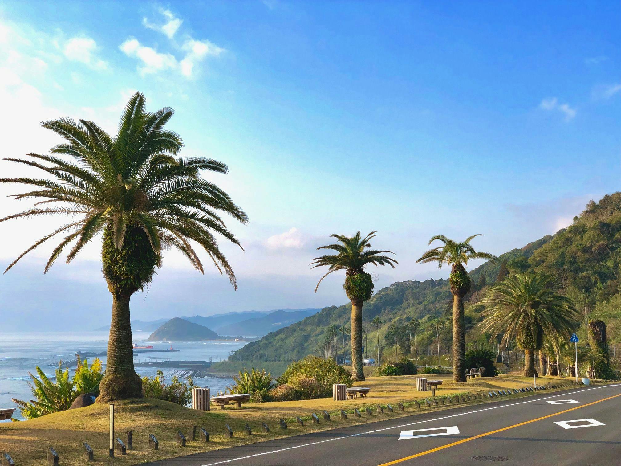 ชายฝั่งที่มีอาโอชิมะและศาลเจ้าอุโดะ